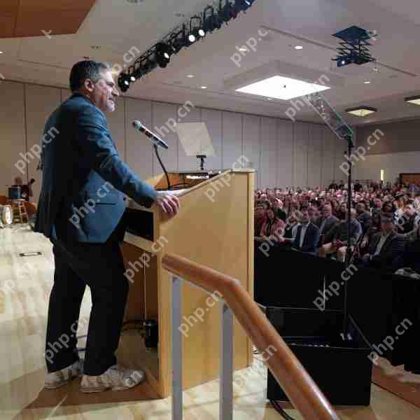 总理贾斯汀·施瓦茨(Justin Schwartz)发表了校园地址